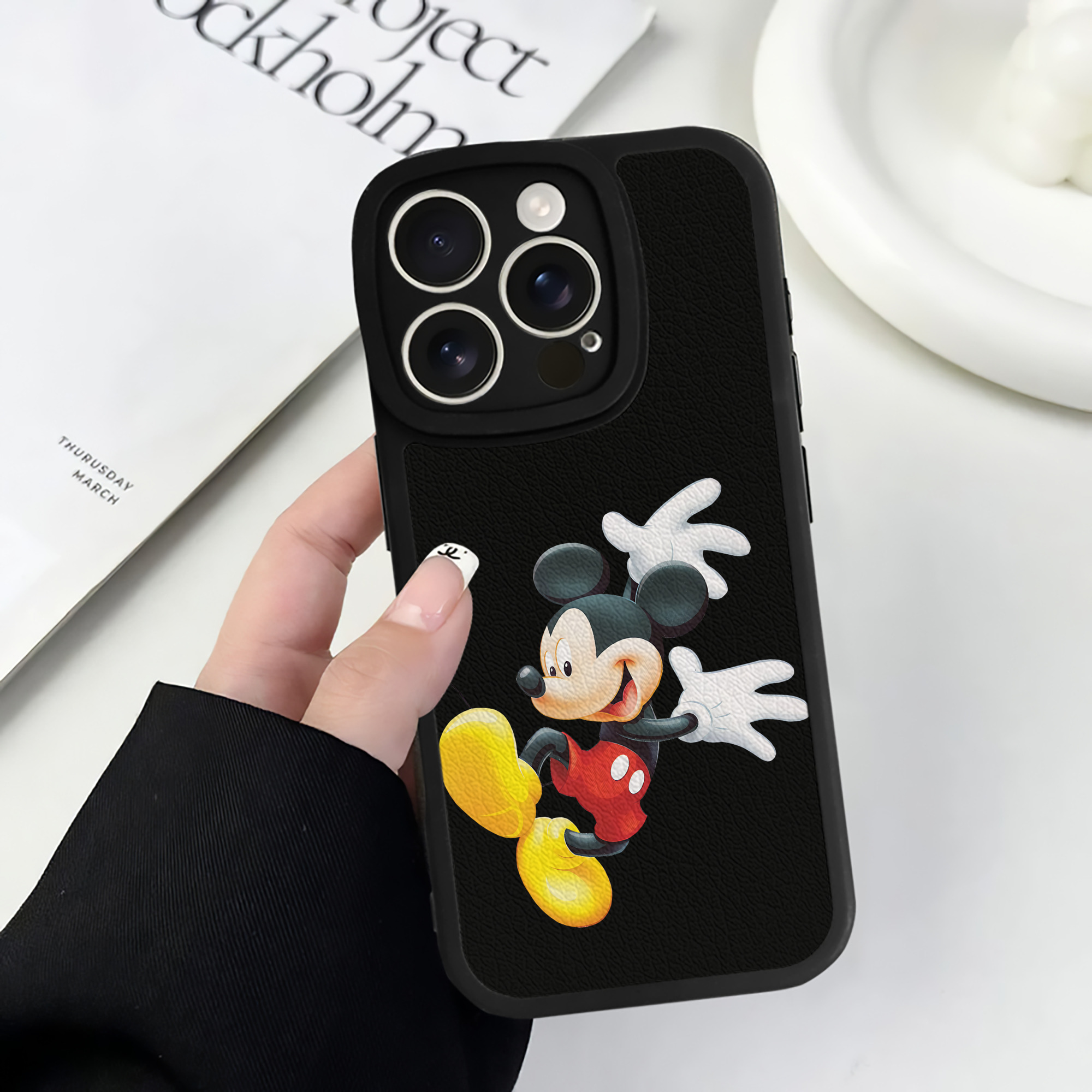 （画像用） ミッキーマウス Mickey Mouse 【iPhone 16シリーズ対応】シリコンスマホケース（レザー調） 材質：シリコン